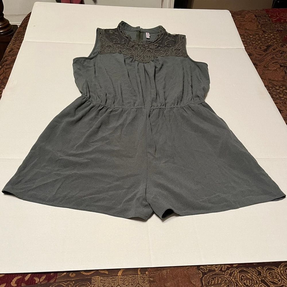 Xhilaration green size XXL sleeveless lace back zippered‎ boho romper FLAW